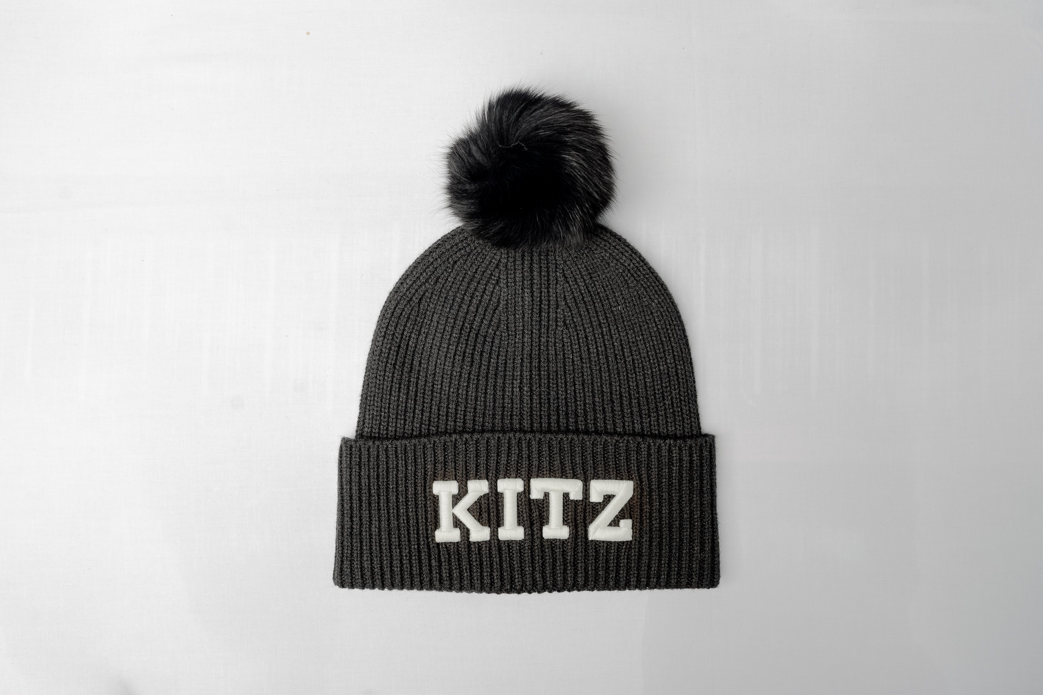 Beanie_KITZ_Charcoal_white_bommel.jpg